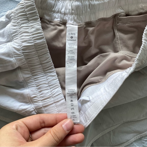 White Lululemon Hotty Hot Low-Rise Lined Short 2.5" - Picture 4 of 4